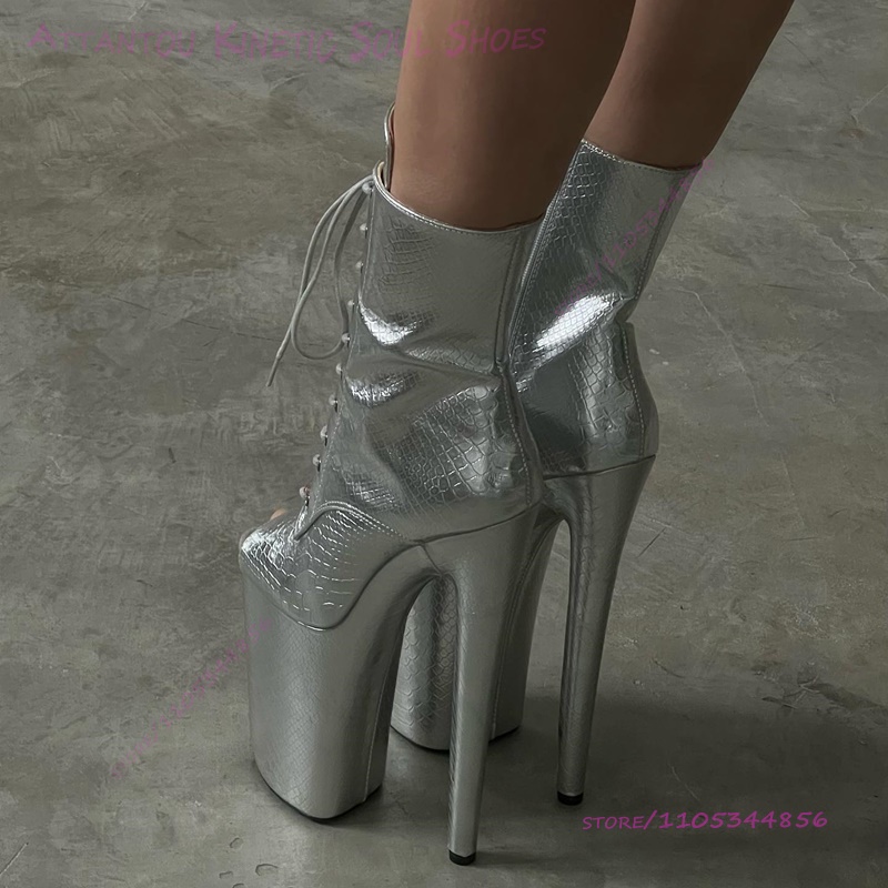 Shiny Silver Croc Embossed Boo - Women'S Shoes Crocs recension och pris